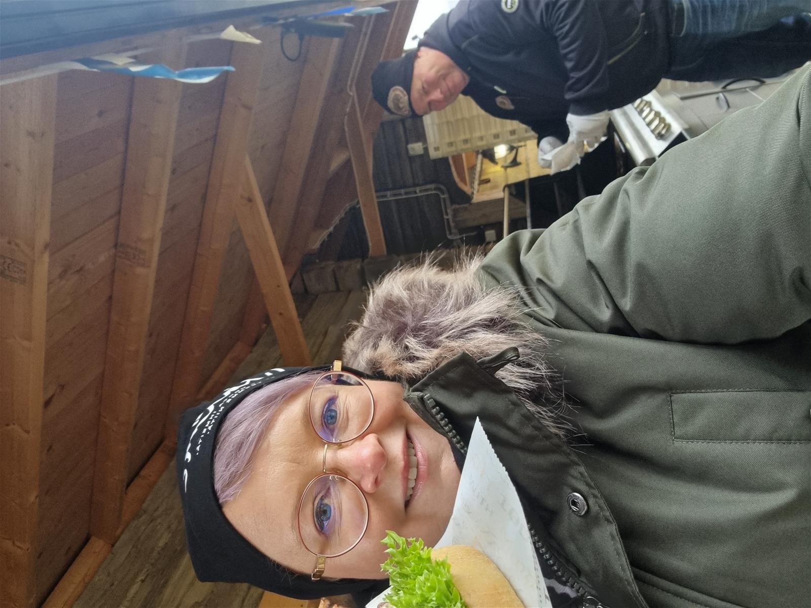 Tiina Heikka selfie ja taustalla Pesolan Antti