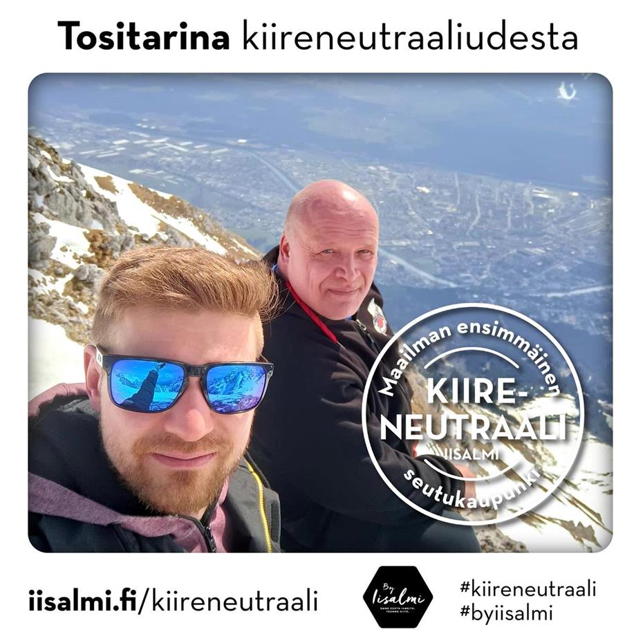 Kuva on selfie-tyyliin otettu kuva, jossa Matti Kokkonen on yhdessä ystävänsä Mikon kanssa Itävallan upeissa vuoristomaisemissa.