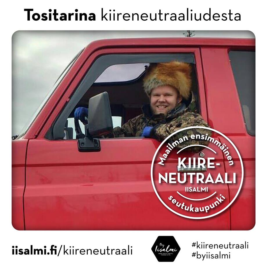 Kuvassa Tuure Koponen katsoo auton kuskinpuoleisesta ikkunasta metsästysvaatteet yllään.